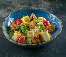 Салат с копченым сыром и куриным бедром