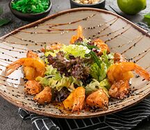 Салат с лососем и креветками