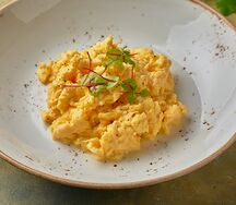 Скрэмбл с беконом и шпинатом