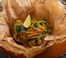 Дорадо, запеченная с овощами