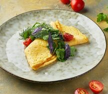 Омлет с вялеными томатами, сыром и ветчиной