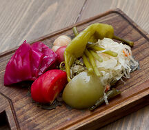 Соленья: черемша, перец, гурийская капуста, помидоры, джонджоли, чеснок