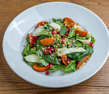 Салат с хурмой и сыром сулугуни