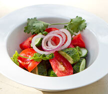 Салат из свежих овощей с кахетинским маслом