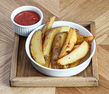 Картофельные дольки с томатным соусом