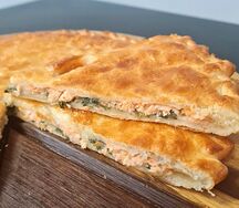 Пирог с сёмгой, шпинатом и сыром