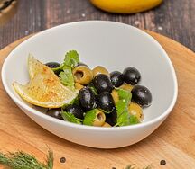 Ассорти маслин и оливок с кинзой