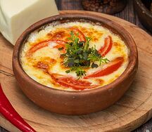 Сулугуни на кеци с томатами