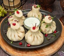 Хинкали с креветками и сыром сулугуни