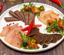 Ассорти сыровяленых деликатесов