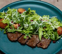 Теплый с сочной телятиной