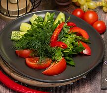 Ассорти из свежих овощей с букетом зелени