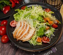 Салат Цезарь с курицей