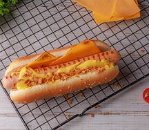 Сырный хот-дог с куриной сосиской