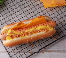 Хот-дог Сырный с говяжьей сосиской