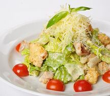 Салат Цезарь с курицей