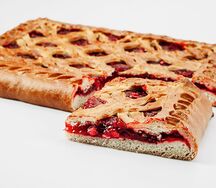 Пирог с яблоком и брусникой