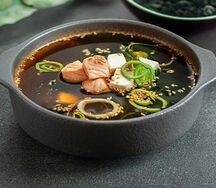 Мисо-суп с лососем и сыром тофу