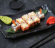 Ролл Асахи с тигровой креветкой и тобико
