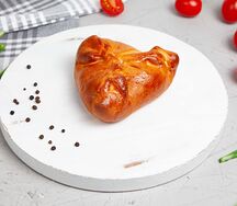 Пирожок с луком и яйцом