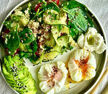 Яйцо пашот с авокадо и битыми огурцами