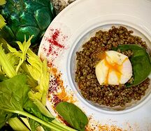 Каша гречневая с яйцом пашот и шпинатом