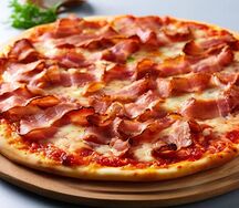 Пицца с беконом и томатами