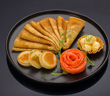 Блины с мини оладушками со слабосоленым лососем Гравлакс