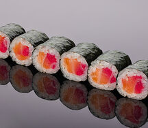 Ролл со слабосоленым лососем Гравлакс