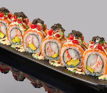 Ролл никкей с камчатским крабом, тунцом Блюфин, лососем и черной икрой