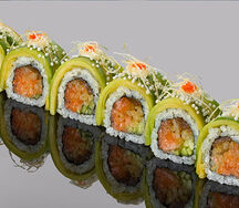 Ролл с тар-таром лосось, авокадо, овощами в остром соусе