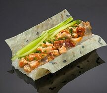 Хенд ролл с копченым угрем в остром соусе в маменори