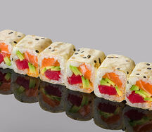 Ролл в маменори с лососем, тунцом, авокадо и соусом Спайси