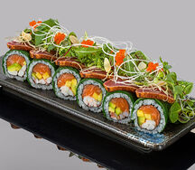 Ролл никкей из лосося, тигровой креветки, тунца татаки с салатом микс
