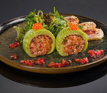 Большой тартар из лосося с клубникой