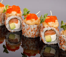 Ролл из морского гребешка и лосося в остром соусе