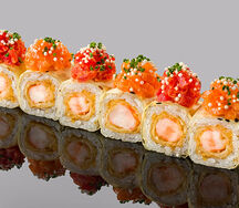 Ролл в маменори с креветкой темпура, тунцом, лососем и соусом Спайси