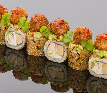 Ролл из хрустящей креветки, камчатского краба с сыром Филадельфия