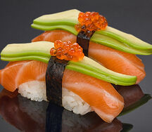 Суши Лосось с авокадо и икрой форели