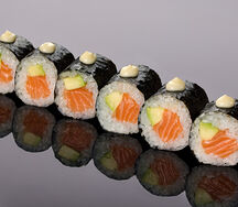 Ролл с лососем, авокадо и трюфельным соусом