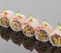 Хрустящий ролл с сибасом, грибами шиитаке и трюфельным соусом