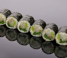 Ролл с сибасом, спаржей и шпинатом