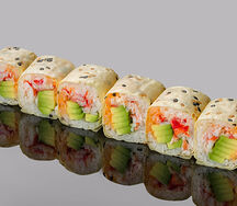 Ролл в маменори с камчатским крабом, авокадо и пряным соусом