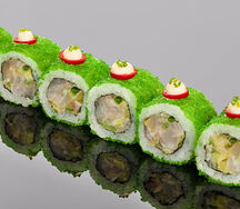 Ролл из сибаса с трюфельным соусом и перцем Чили