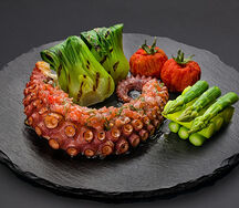 Осьминог на гриле с пак- чой, спаржей и вялеными томатами