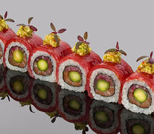 Ролл из тунца Еллоуфин, лосося Гравлакс, спаржи и соуса Гуакомоле