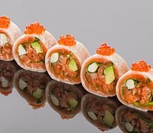 Ролл сашими из лосося с авокадо, шпинатом и сыром Филадельфия