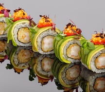 Ролл из креветки в темпуре, с сальсой из манго и клубникой