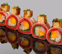 Ролл сашими из тунца Еллоуфин с обжаренным гребешком и трюфельным соусом