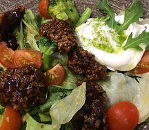 Теплый салат с печенью цыпленка и яйцом пашот